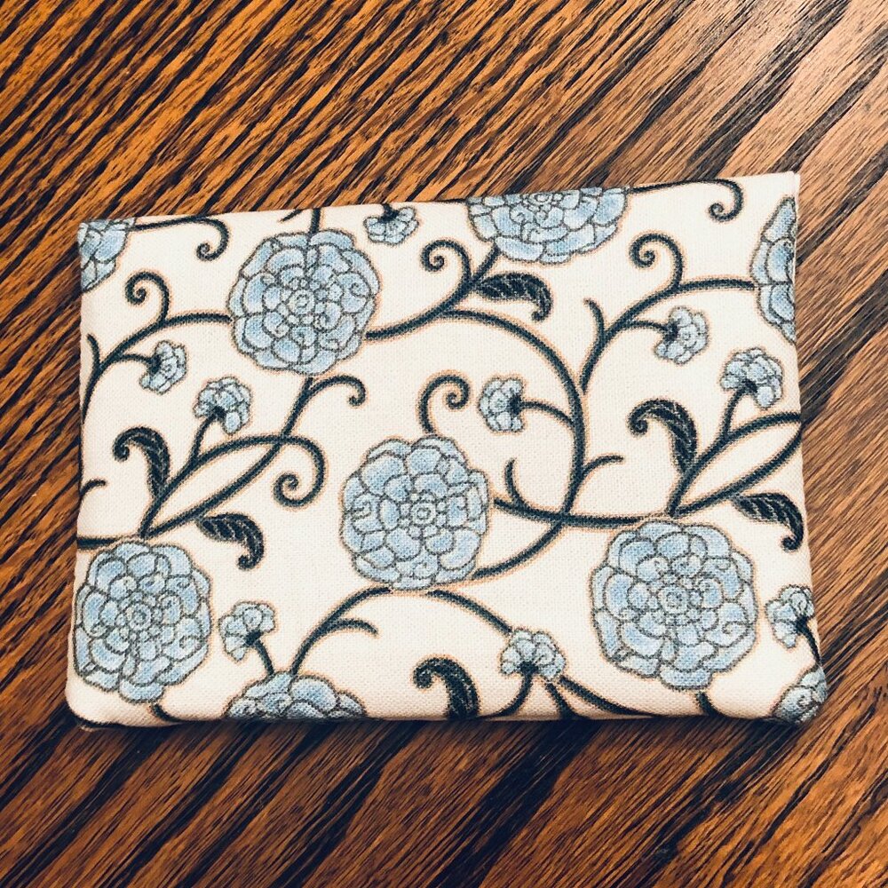 SMALL BLUE FLORAL FABRIC CREDIT CARD WALLET / 2 POCKET CASH HOLDER - Picture 4 of 4
